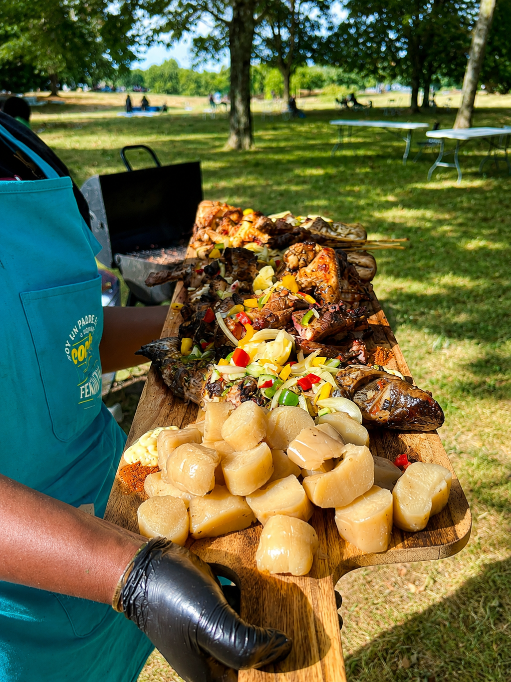 Poulet braisé et  riz ,  poisson ( malangwa, tilapia braisé) , croupion de Dinde braisées, brochette de boeuf, côtes de porc braisées
